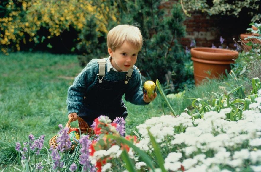 Dziecko pielęgnujące ogród